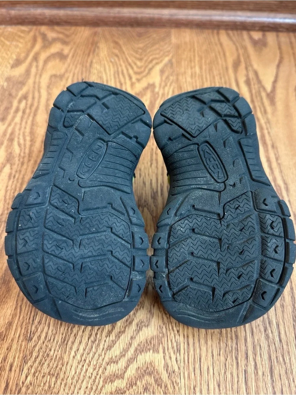 KEEN Newport Closed Toe Sandals Boys Size 8 Black/Green